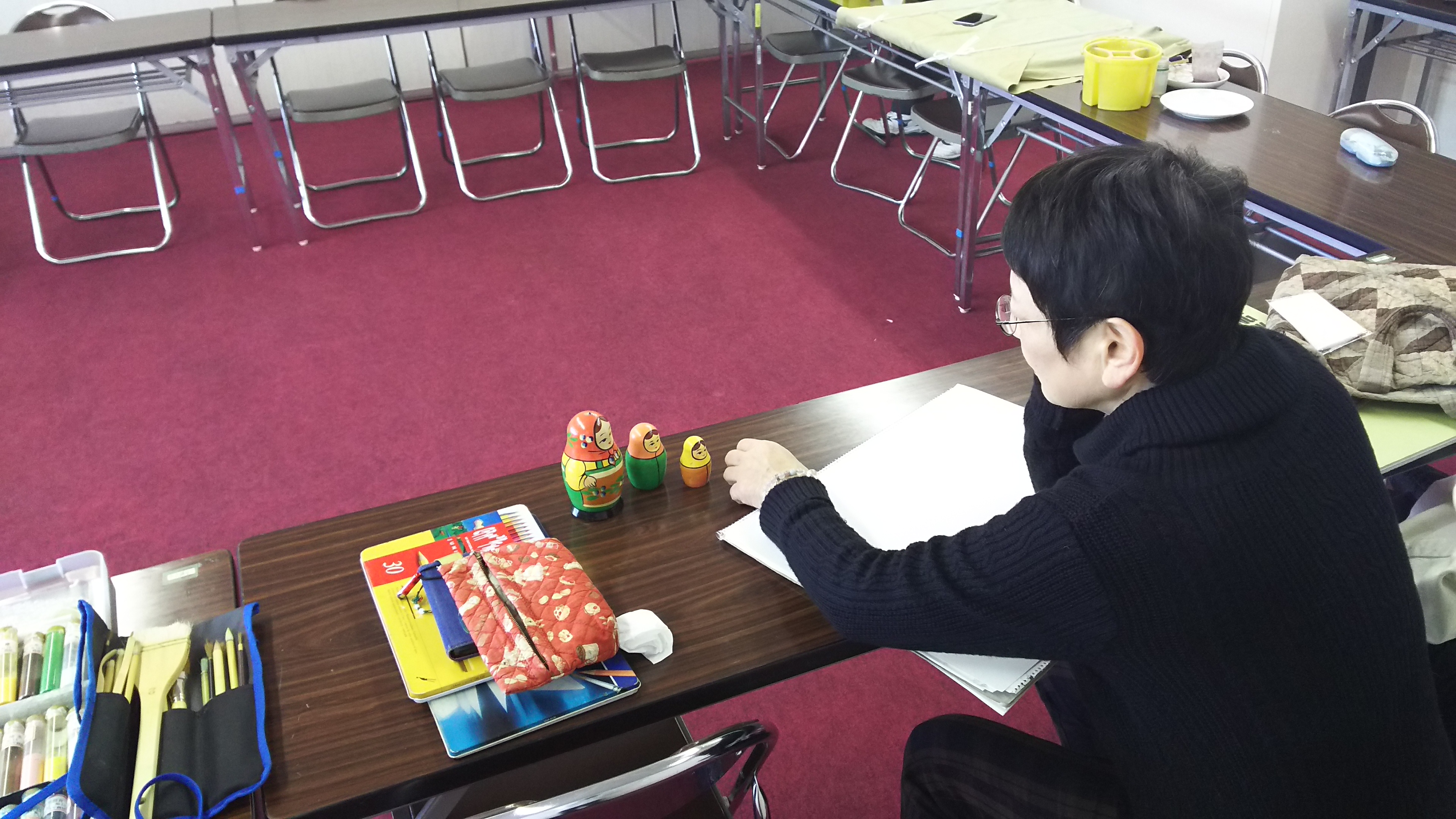 モチーフを並べている女性