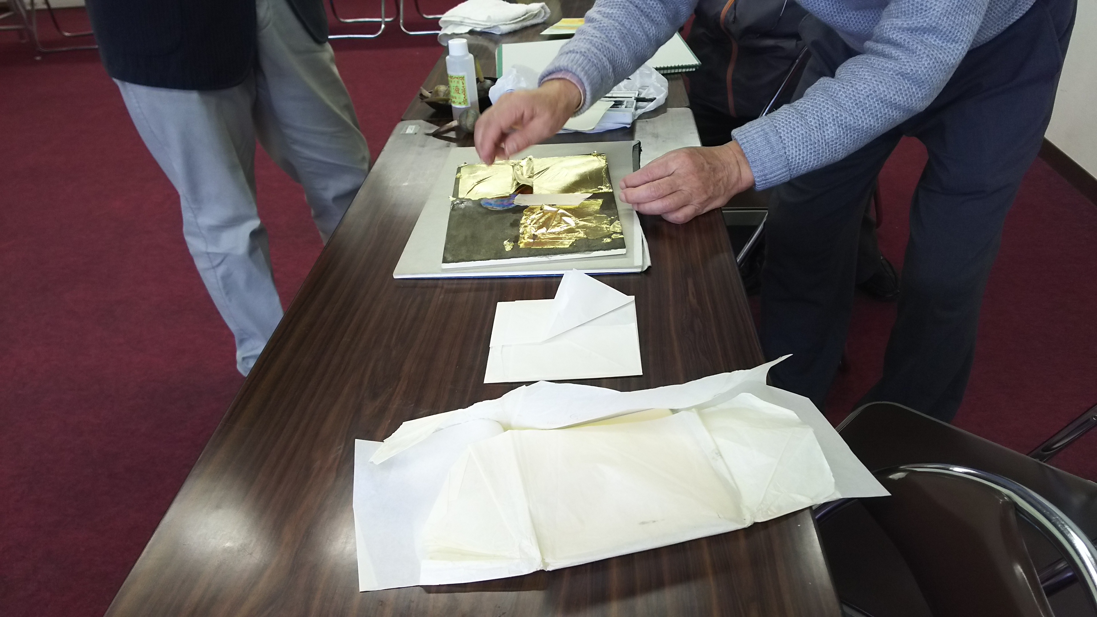 箔押しをしている男性