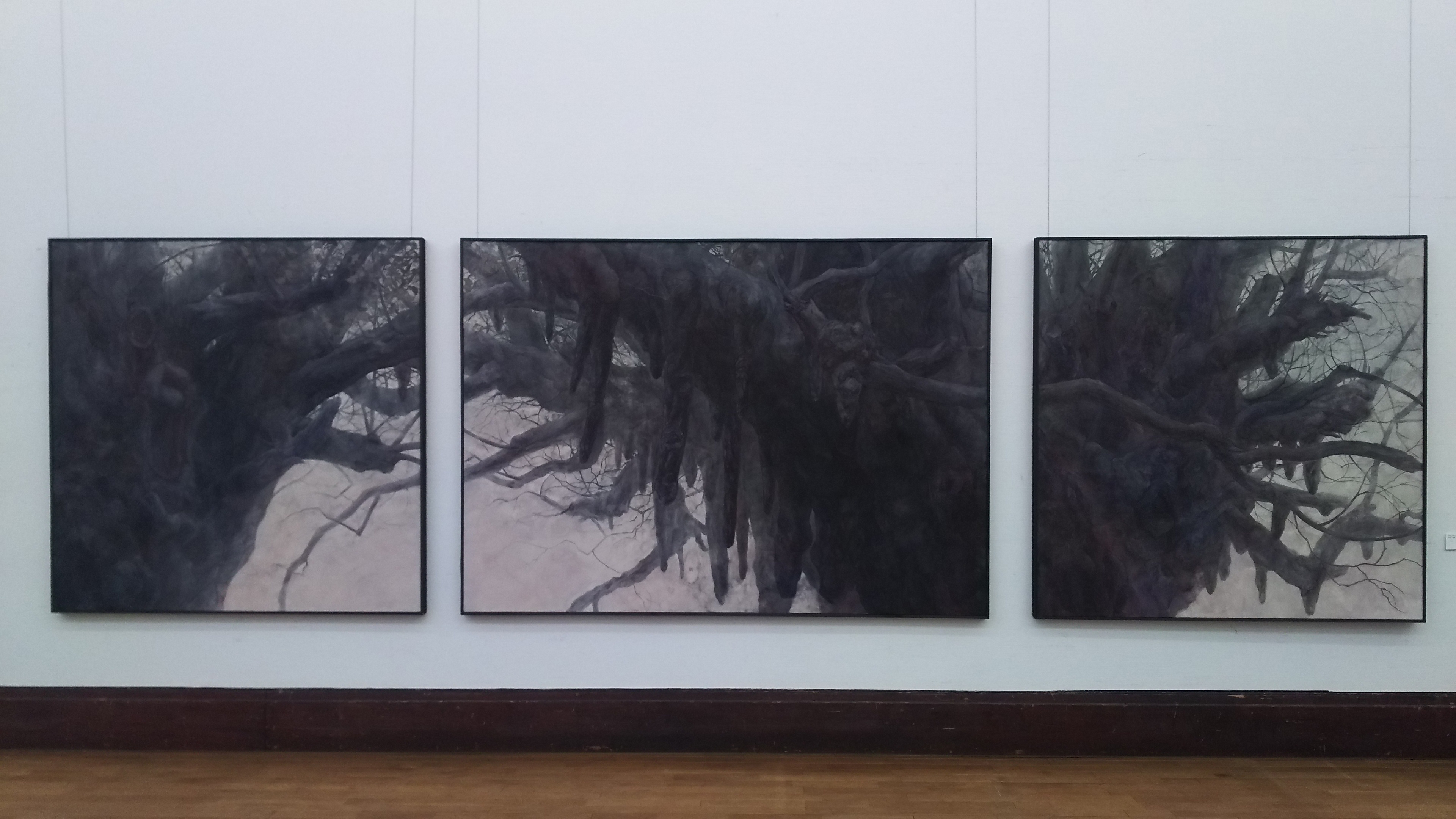 大きな樹木を描いた日本画の全体図