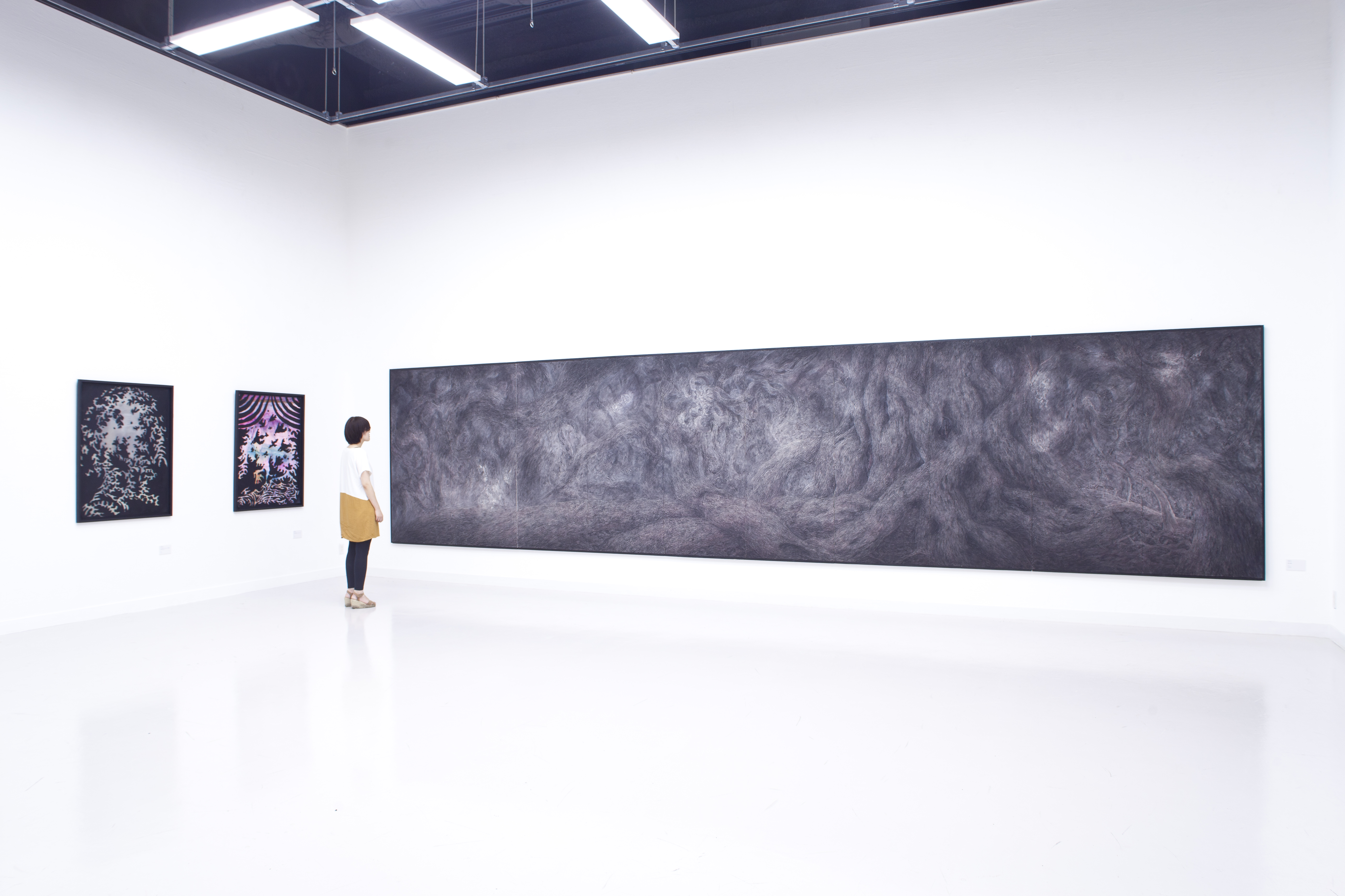 黒い色の大きな日本画