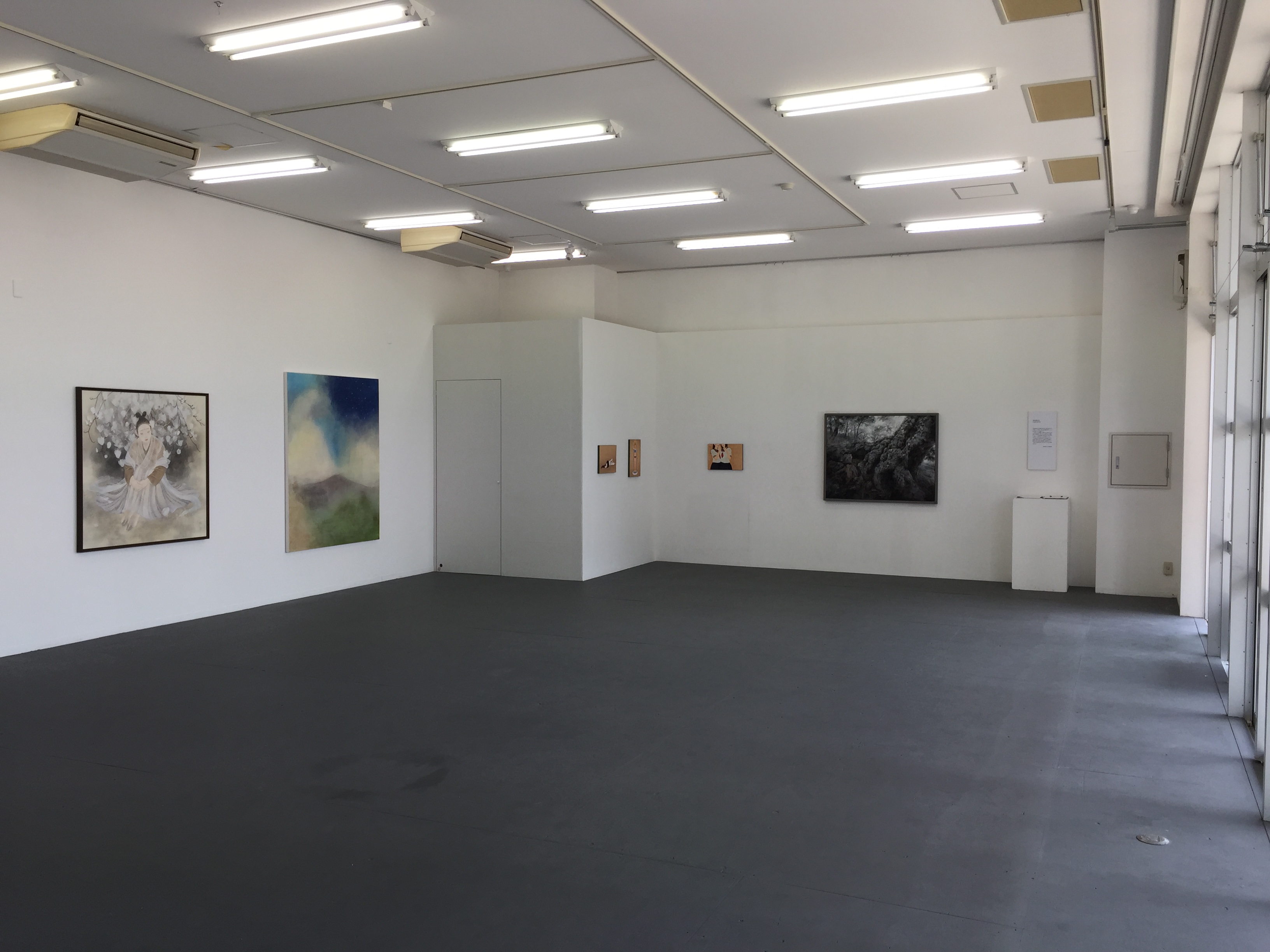 遠景からのライトギャラリーの展示風景