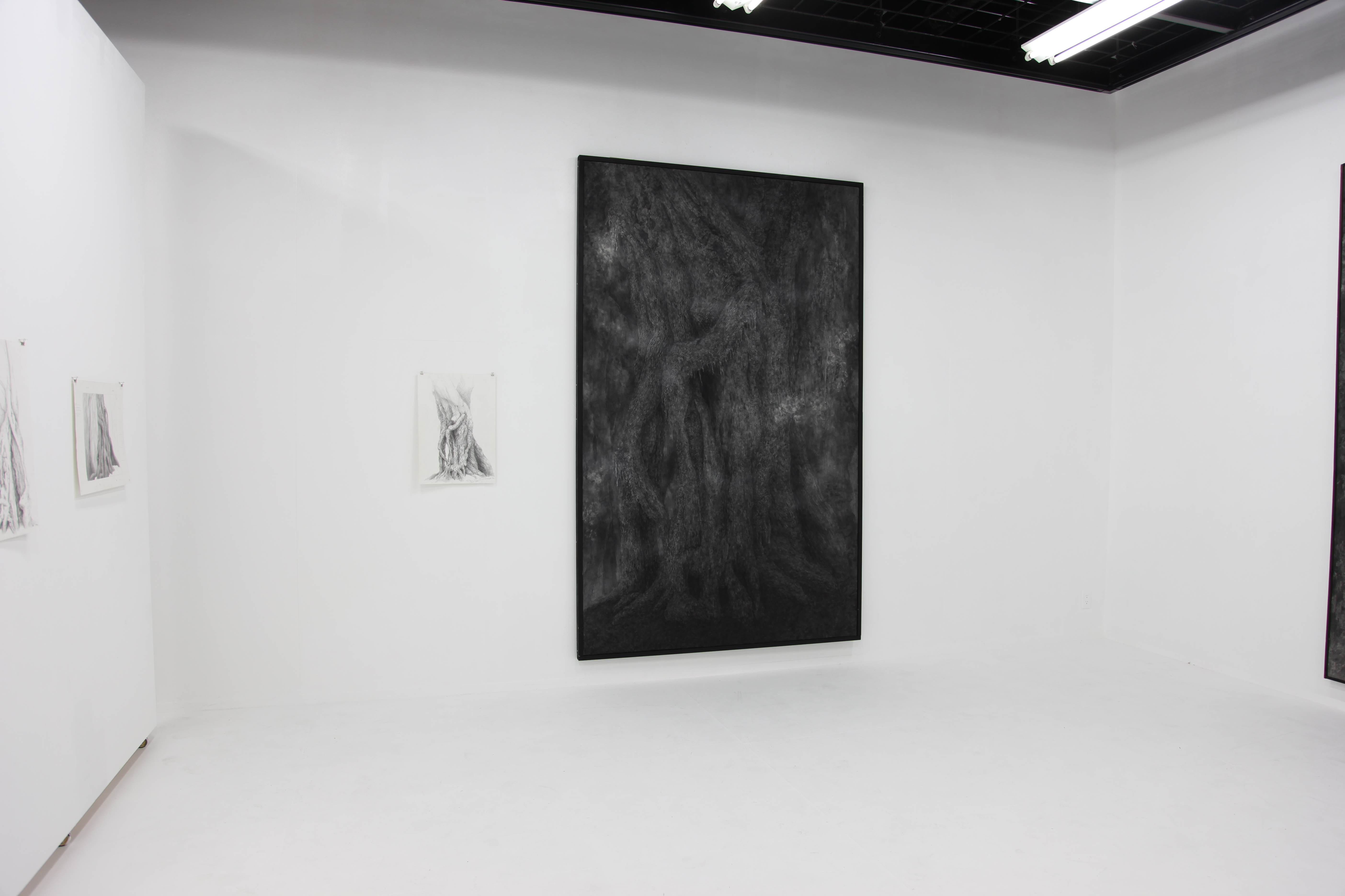 縦に長い樹木を描いた日本画作品