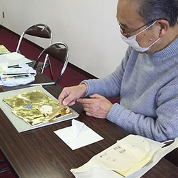 箔押しをしている男性